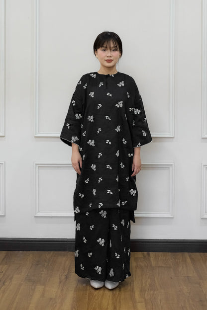 kurung labuh.